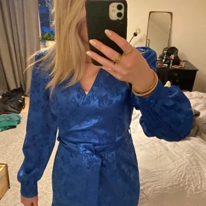 Klänning  - Superfin klänning som ej kommit till användning. Oanvänd med prislapp kvar. 500 nypris 