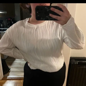 Vit tröja - En fin vit tröja som är lite oversized. Den är i storlek L och kommer ifrån Shein. Den är i bra skick 👍  95% polyester 5% elastan