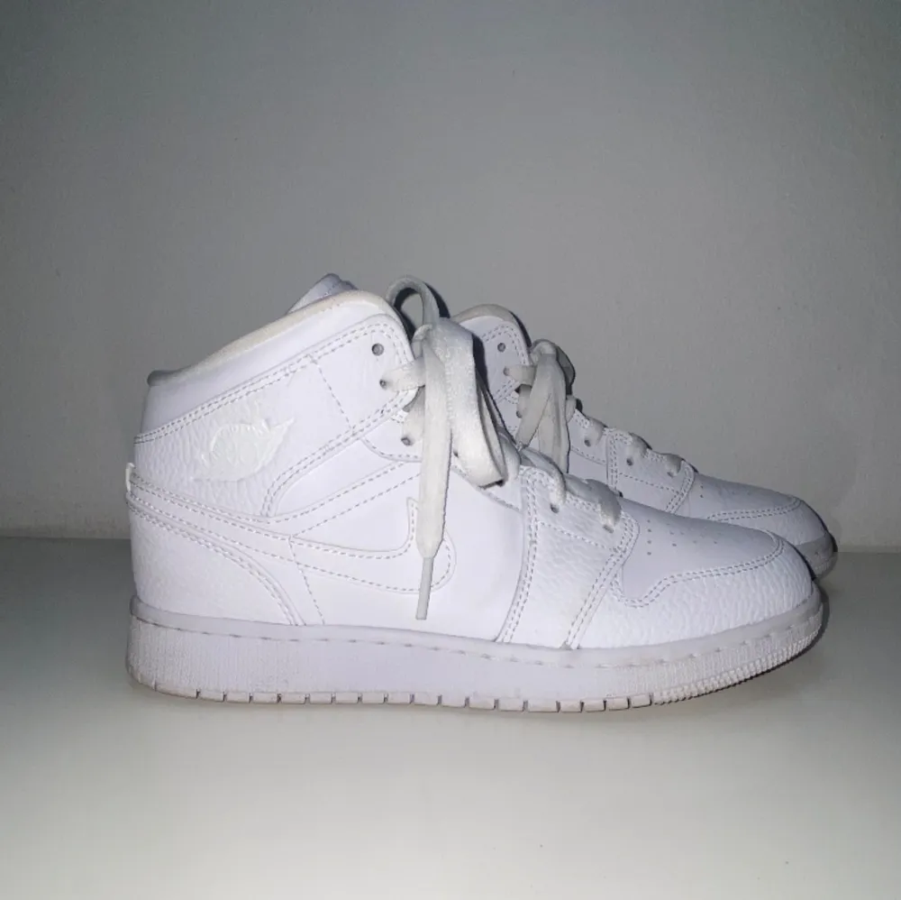 Säljer ett par Nike Jordan 1 Mid skor ungd i storlek 38, i färgen vit/vit/vit. De är använda ungefär 2 gånger så som nya i skicket. Dock är kartongen och kvittot slängt men dom är köpte från restocks, kan försöka gräva fram bevis💕pris kan diskuteras☺️. Skor.