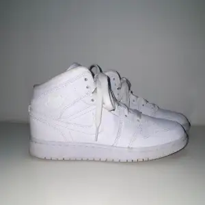 Säljer ett par Nike Jordan 1 Mid skor ungd i storlek 38, i färgen vit/vit/vit. De är använda ungefär 2 gånger så som nya i skicket. Dock är kartongen och kvittot slängt men dom är köpte från restocks, kan försöka gräva fram bevis💕pris kan diskuteras☺️