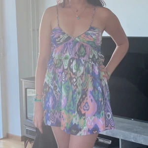 Sötaste sommarklänningen  - Favorit klänningen! Så snygg från Zara. Olika färger och lite glittrig! På bilden har jag storlek M men  klänningen jag säljer är i storlek S! Den jag säljer är alltså oanvänd, enbart testad💕🥰 ‼️bud ligger på 250‼️