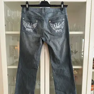 Mörkgrå lågmidjade jeans med coola detaljer på bakfickorna. Från River Island i storlek 34.😇
