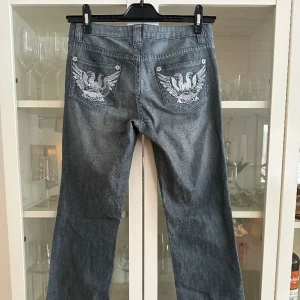 Lågmidjade jeans  - Mörkgrå lågmidjade jeans med coola detaljer på bakfickorna. Från River Island i storlek 34.😇