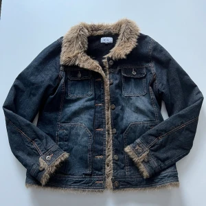 Jeansjacka - Varm vintage jeansjacka med fuskpäls från E-Vie. Storlek 12 (L), passar också M 💕