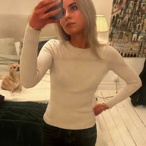 Karen millen tröja🤍🌟 - Så fin Karen millen tröja som tyvärr är lite liten för mig i axlarna🤍🌟ger fin passform och skönt material