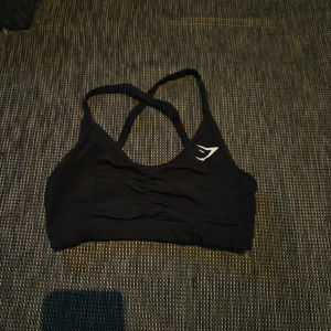 Sport-bh - Sport bh från gymshark, endast använd någon enstaka gång då den är för liten för mig