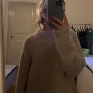 Mysig tröja😍 - Mysig tröja 😇💘 välanvänd men i jätte bra skick. De är storlek xs men passar xs-m