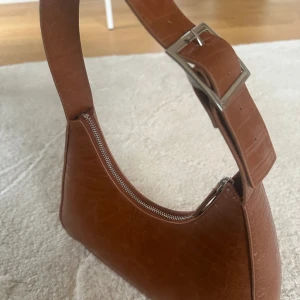 Väska från Monki - Säljer den här fina väskan från Monki med krokodilmönster