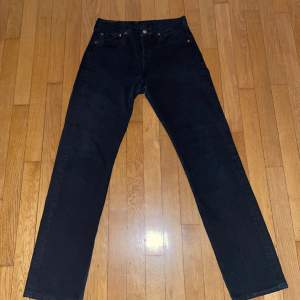 Svarta Levis 501 jeans. Storlek 31/34 Skada vid öppningen, men syns inte när de är på