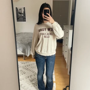 Sweatshirt med tryck - Säljer denna jättesnygga sweatshirt från Pullandbear då den tyvärr inte kommer till användning längre. Endast använd fåtal gånger🌼