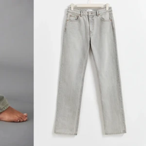Ljus gråa jeans från Gina Tricot - Bra skick, säljer dom pga av att jag inte längre tycker dom passar på mig, har sytt in dom vid midjan så dom ska passa mig men jag tycker frf inte om dom!