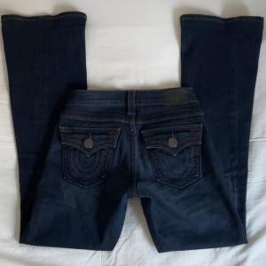 Lågmidjade bootcut dessa jeans finns inte stt köpa längre, midja 36 innerben 76cm (jag är 163!)