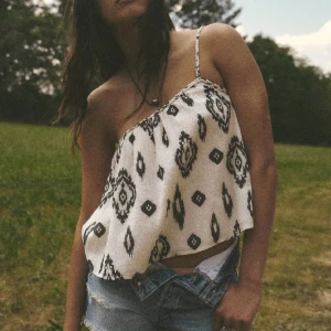 Topp - Säljer denna jättefina topp från zara! Inga defekter. 