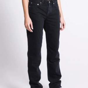 Gulliga svarta low waist jeans med straight modell! Jeansen kallas för ”icon” från lager 157 med org pris 400kr. Superbra skick och jättegulliga! Skriv för prisförslag eller frågor! 