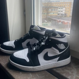 Air Jordan one mid skor - Säljer min kusins skor från Nike Jordan Air. Köpta för 1500 och är använda ca 10 gånger❤️Mycket bra skick. 