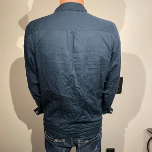  East west kofta  - Säljer snygg  East west kofta i storlek M. Hör gärna av er vid fler frågor👐🏾 Modell:186cm  Vikt: 75kg 