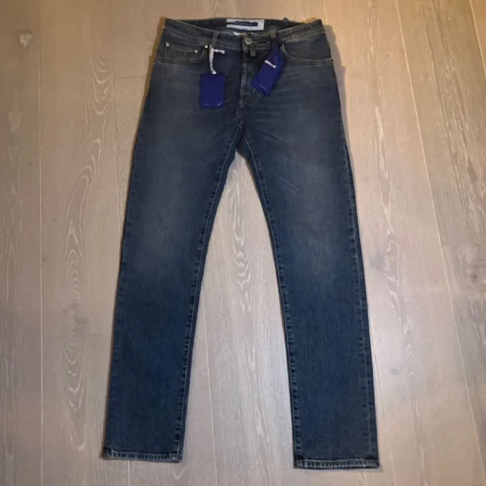 Säljer nu dessa helt oanvända Jacob cohen jeans som sitter slim fit! Nypris ca 5 tusen, säljer för endast 2299! tags mm medföljer! Hör av er vid minsta fundering . Jeans & Byxor.