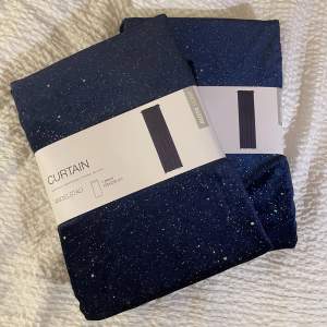 Mörkblå gardiner med små paljetter/glitter från Rusta. Oanvända och kvar i original förpackningen. Mått 135x220 cm. 150 kr för båda