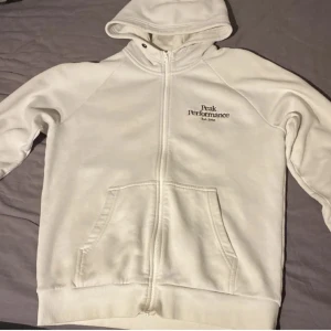 Peak Performance tröja - Säljer nu min Peak performance tröja. Skick 8/10, skön och lätt att matcha. Ny pris 1200kr, mitt pris 399kr! Pris ej hugget i sten.