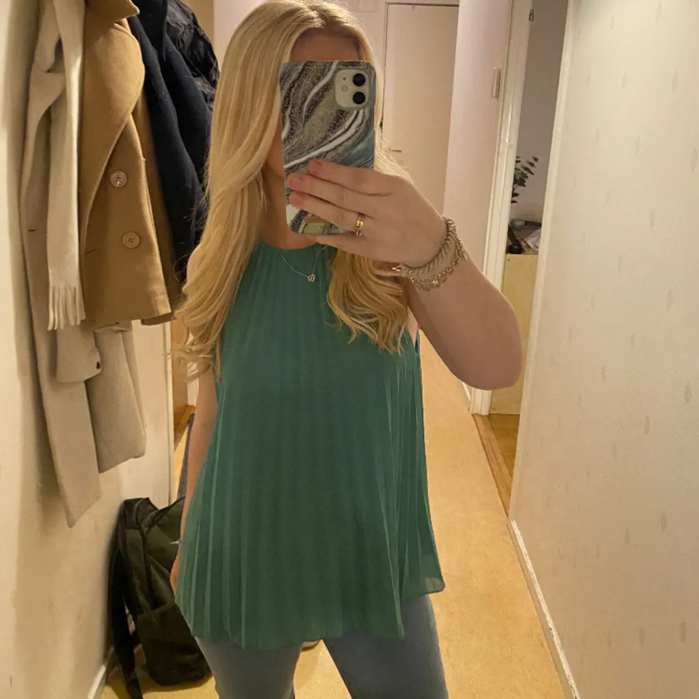 Så sjukt fin grön blus men den kommer inte till användning, storlek s💓. Puserot.