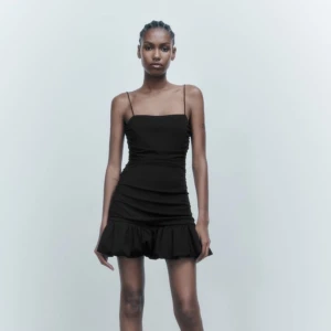 Zara klänning - (repost) Säljer denna klänning från Zara som inte längre säljs, endast använd en gång. Den har dragkedja på sidan och justerbara axelband 💕