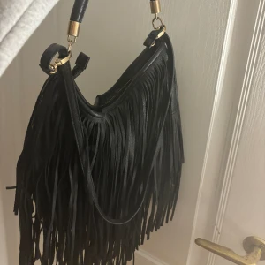 Fransväska - Snygg väska med fransar❤️‍🔥säljer pga att den inte kommer till användning 