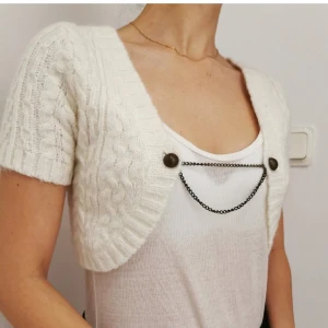 Ullkofta i storlek XS/S - Jättefin skick. Märke: Bikbok. Storlek: XS/S. Material: 14% Ull, 14% Mohair, 21% Nylon, 51% Akryl. 