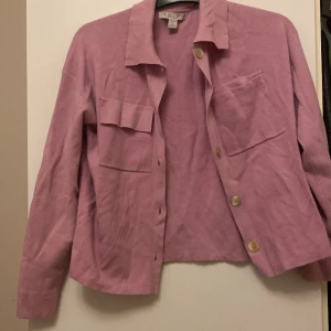 Kofta  - Färgen är rosa fin skön nästan oanvänds 