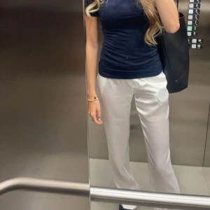 Design by si satinbyxor  - Säljer mina lågmidjade vita design by si byxor. Använda väldigt lite och köpta i somras. Köpte för 500kr säljer för 350. Dom är i storlek xs (säljer även svarta) 