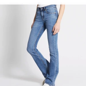 Low-mid waisted jeans  - Säljer dessa jättesnygga jeans från lager 157. De är lite förstora för mig som ofta har storlek 34/36. På lappen står det m, skriv vid intresse eller frågor. Kan även skicka egna bilder om så önskas 🫶