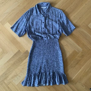 Sommarklänning  - Klänning från other stories, sitter supersnyggt och man får en väldigt fin rumpa haha🕺🕺💕💕 färgen är mest lik i bild 1 🌸🌸 endast använd två gånger och nypris var 800