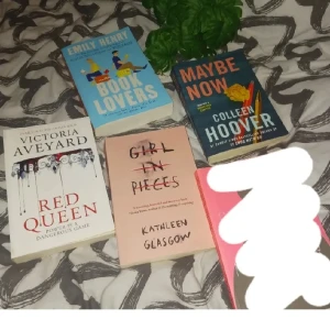 Böcker - Olika böcker! Läst lite av girl in pieces, men inte dem andra🫶 kom med prisförslag är öppen för allt!🫶🫶❤️☺️