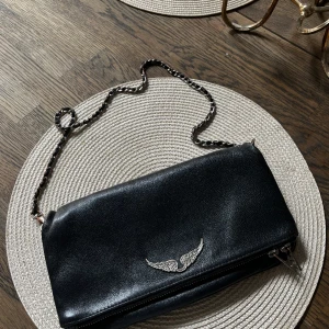 Zadig et Voltaire väska - Svart - Säljer min svarta Zadig et Voltaire väska. 