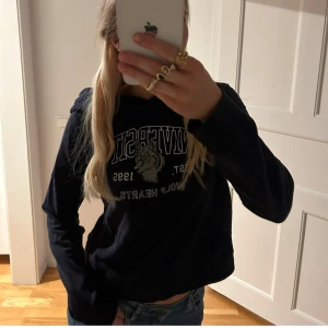 Hoodie - Säljer denna hoodie från vero Moda, fint skick! Kan skicka fler bilder vid intresse🩷
