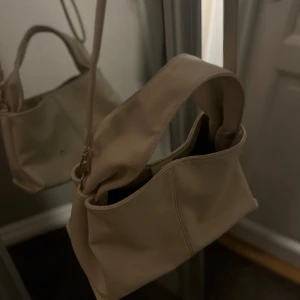 Väska - Säljer min beiga väska då jag aldrig använder den!