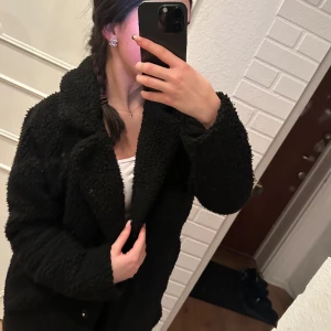 Teddy kappa - Mysig Teddy kappa från Only. Använd endast en höst. Väldigt varm och längd till lite över knäna för mig som är 160. Perfekt till hösten  