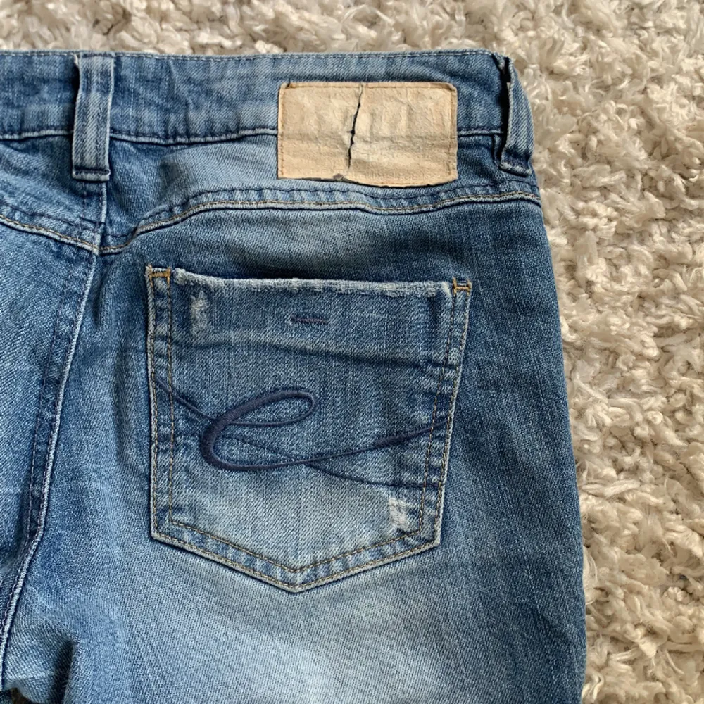 Super snygga Low waist vintage jeans bootcut. Superfint skick med snygga fickor på framsidan som man ser på bild 1🩷 nypris 1200kr. . Jeans & Byxor.