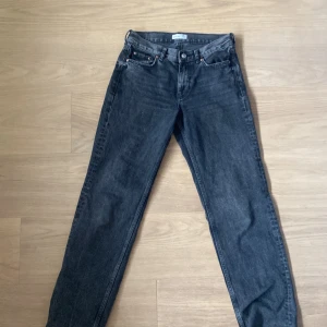 Svarta lågmidjade bootcut jeans - Gina perfect jeans, storlek 34, snygga svarta basic jeans, bootcut/utsvängda lågmidjade. Inte använda alls så mycket. Köpt nya för 499 kr från ginatricot.