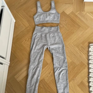 Tränings set - Bra skick märket håller dock på att bli lite spräckt/ser lite sprickig ut. Men annars är dom i mycket bra skick. 