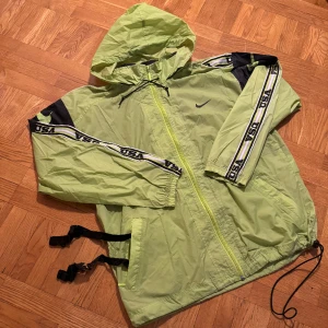 Nike USA 00’s Retro windbreaker y2k - Mycket Sällsynt Nike USA-jacka i neongrönt. Förmodligen från 00-tal. 