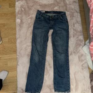 Lee jeans - Lågmidjade utsvängda jeans från lee i w 27