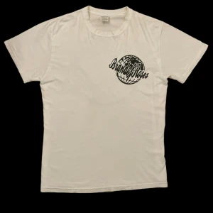 World of roses t-shirt - World of roses T-shirt i bra skick. Finns inga skador. 