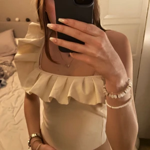 Volang linne/ tröja  - Aldrig använd. Färgen är inte helt krit vit utan mer benvit. Storlek S men passar även XS