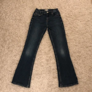 Lågmidjade butcut jeans  - Säljer nu mina supersnygga lågmidjade butcut jeans från Young Gina då dom blivit försmå💗De är bara att höra av sig vid frågor💞