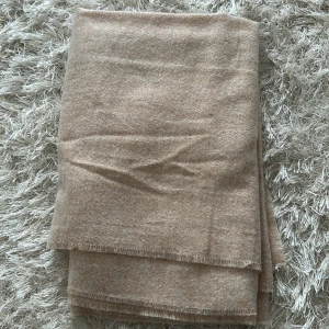 Halsduk - Aldrig använd. Jättebra skick. Köptes i London.