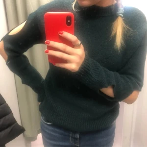 Grön cutout tröja  - Skitsnygg Dagmar grön cutout tröja