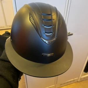 Ridhjälm lamicell  - Jag säljer min lami-cell hjälm den har en liten skada därav priset är lågt. Hör av er till mig om något låter intressant för er🙌🏼Den är köpt för ca 600. Hör av er till mig om ni vill ha fler bilder så löser jag😌
