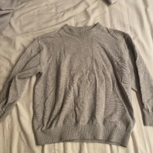 Zara tröja  - Grå jättefin tröja från zara köpt på barnavdelningen men passar mig som är s använd fåtal gånger💕