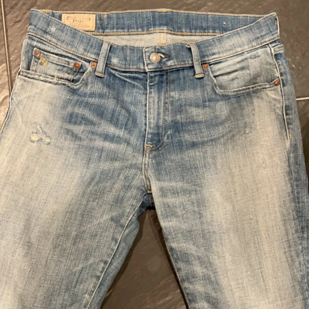 Säljer Ralph lauren jeans i slim fit Dunder bra skick 9/10 inga fläckar eller nåt sådant storlek 30/30 dm vid frågor . Jeans & Byxor.