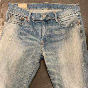 Säljer Ralph lauren jeans i slim fit Dunder bra skick 9/10 inga fläckar eller nåt sådant storlek 30/30 dm vid frågor 